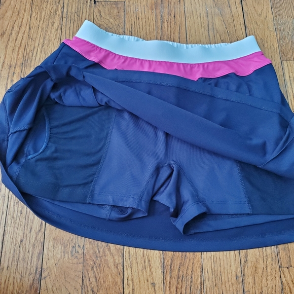 CLOSET CLOSING 7/31 Tail Tennis Skirt/Skort Size Medium - Picture 3 of 4